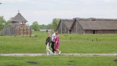 Eine-Archäologische-Stätte-Von-Biskupin-Und-Ein-Lebensgroßes-Modell-Einer-Befestigten-Siedlung-Aus-Der-Spätbronzezeit-In-Polen