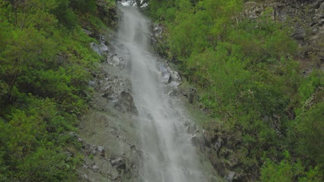 Mirando-Hacia-La-Cascada-De-Agua-D&#39;alto-Con-Agua-Salpicando-Y-Cayendo-Sobre-La-Pared-De-Roca