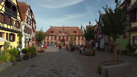 Los-Turistas-Caminan-Por-Las-Calles-Adoquinadas-De-La-Plaza-Principal-Del-Pueblo-De-Bergheim.