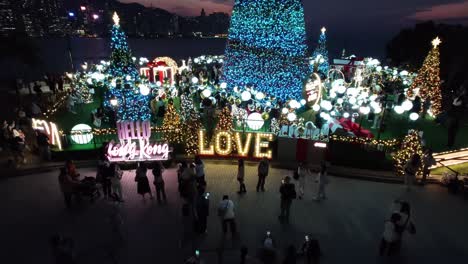Los-Visitantes-Del-Centro-Comercial-Miran-El-Centelleante-árbol-De-Navidad-En-El-Distrito-Cultural-De-West-Kowloon,-Hong-Kong,-China