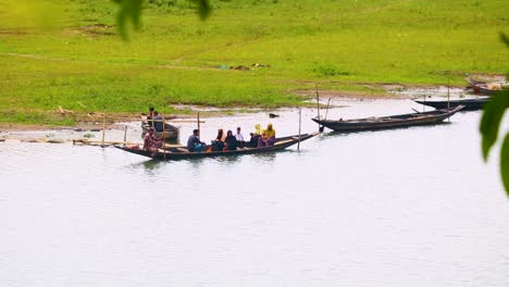 Menschen,-Die-Mit-Traditionellen-Holzbooten-Auf-Einem-Ruhigen-Fluss-In-Bangladesch-Reisen