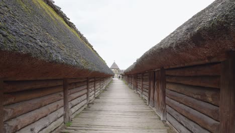 Dächer-In-Einer-Archäologischen-Stätte-Von-Biskupin-Und-Ein-Lebensgroßes-Modell-Einer-Befestigten-Siedlung-Aus-Der-Spätbronzezeit-In-Polen