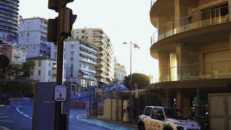 Genießen-Sie-Die-Morgenlichter-Von-Monaco,-Während-Uns-Eine-Bezaubernde-Straße-Zur-Legendären-Formel-1-Strecke-Führt-Und-Einen-Atemberaubenden-Blick-Auf-Den-Hafen-Bietet,-Wo-Die-Sonne-Anmutig-Aufgeht