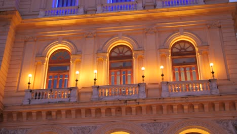 Detalles-De-La-Fachada-De-Banca-Popolare-Di-Bari,-Banco-En-Nápoles-Al-Atardecer,-Italia