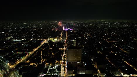 Drohnenaufnahme-Einer-Feuerwerksdemonstration-In-Mexiko-Stadt-Zocalo-Und-Alameda-Central-Während-Der-Feierlichkeiten-Zum-Unabhängigkeitstag