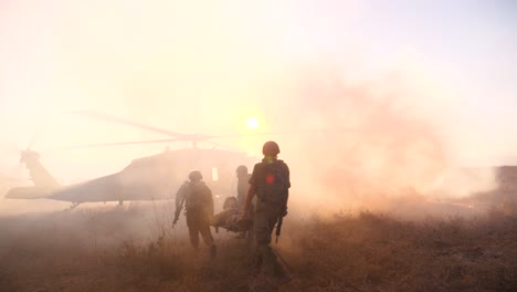 Soldado-Israelí-Herido-En-Camilla-Al-Helicóptero-Blackhawk-De-Evacuación-Médica-De-Las-FDI-En-Gaza