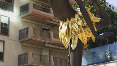 Una-Escultura-Que-Representa-A-Una-Niña-Hawaiana-Sosteniendo-Una-Pelota-Con-Una-Estrella-Dorada-En-El-Centro-De-Mónaco.