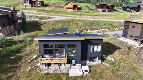 luxurious-modern-homes-on-a-hill-in-Silverthorne-colorado-in-the-daytime-AERIAL-PULL-BACK-RAISE