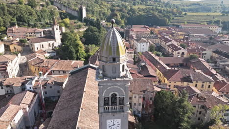 Catedral-De-San-Lorenzo-Martire-Reloj-Y-Campanario-En-Soave,-Italia