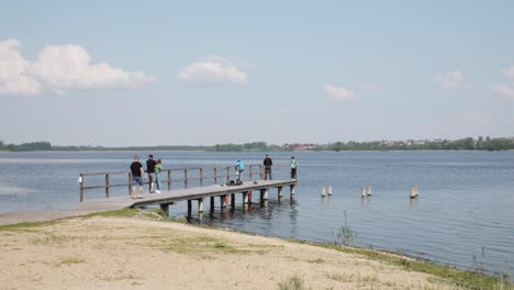 Kleiner-Steg-Am-See-Jezioro-Wielkie-Żnińskie-In-Żnin,-Polen