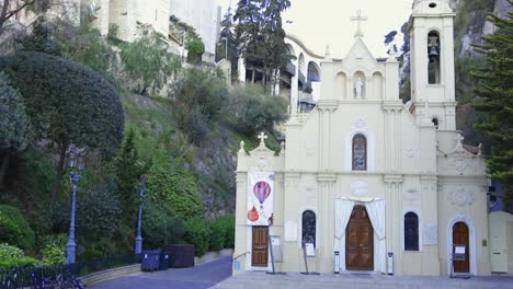 Die-Kirche-In-Der-Nähe-Des-Hafens,-Am-Eingang-Zum-Natürlichen-Tal-Von-Gaumates-Gelegen,-Ist-Saint-Dévote,-Dem-Schutzpatron-Des-Fürstentums-Monaco,-Geweiht