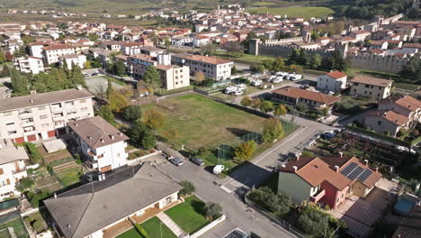 Casas-Residenciales-De-La-Comuna-De-Soave,-Campo-De-Fútbol-Y-Parque-De-Casas-Rodantes-Para-Autocaravanas-Cerca-De-Las-Paredes-De-Scaliger-En-Italia