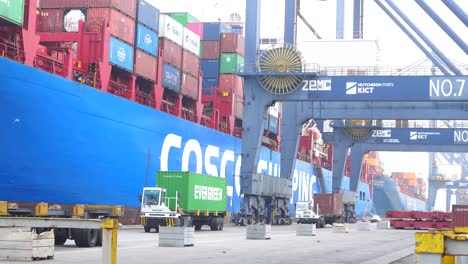 Containerverladung-Bei-KPT-Karachi,-Lebendige-Hafenszene,-Pakistan