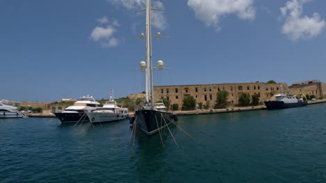 Sonniger-Hafen-In-Valletta---Malta-Mit-Yachten,-Die-Entlang-Mediterraner-Gebäude-Angedockt-Sind