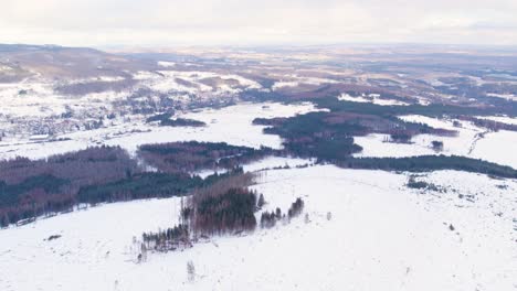 Panorama-Luftaufnahme-Eines-Schneebedeckten-Berghochlandes-über-Dem-Harz,-Norddeutschland
