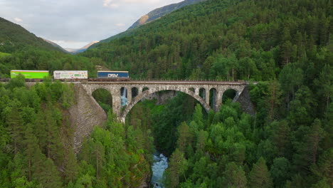 Kylling-Brücke,-Eisenbahnbrücke-In-Der-Gemeinde-Rauma-Im-Kreis-Møre-Und-Romsdal
