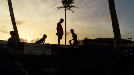 Silhouette-Eines-Schwarzen-Männlichen-Afrikanischen-Fischers,-Der-Das-Netz-Für-Die-Angelsitzung-Bei-Sonnenuntergang-Vorbereitet