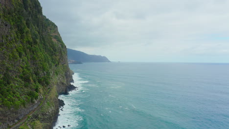 Küste-Madeiras-Mit-Wellen,-Panoramameerhorizont-Mit-Klippen,-Panoramahimmel,-Hebende-Drohnenaufnahme