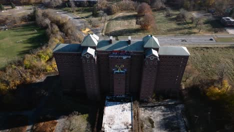 Eine-Luftaufnahme-Des-Verlassenen-Psychiatrischen-Zentrums-Kings-Park,-Gebäude-93