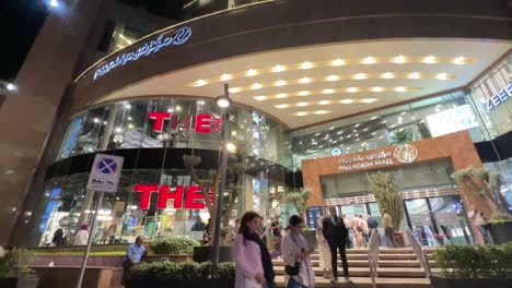 Luxus-Einkaufszentrum-In-Einer-Großstadt,-Menschen,-Nachtleben-Und-Friedliche-Atmosphäre,-Wunderbare-Architektur,-Designidee-Für-Eingangstor,-Roter-Teppich,-Dekoration-Für-Chiasmas,-Teheran,-Iran,-Saudi-Arabien,-Islamische-Kultur