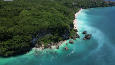 Wirbelnde-Blaue-Farben-Des-Meeres-An-Der-Küste-Von-Bali,-Indonesien-An-Einem-Heißen-Sommernachmittag,-Luftaufnahme