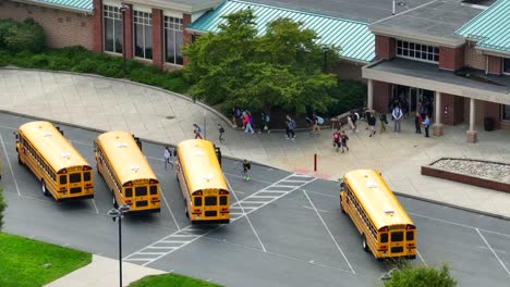Autobuses-Escolares-Amarillos-En-La-Escuela-Pública.