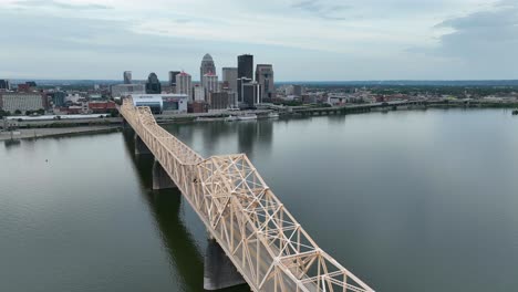 George-Rogers-Clark-Memorial-Bridge-entering-Louisville,-Kentucky-over-Ohio-River