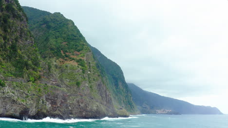 Küste-Mit-Wellen,-Berge-In-Wolken,-Panoramameerhorizont-Mit-Klippen,-Panoramahimmel,-Drohnenaufnahme-Madeira