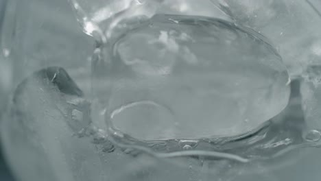 Flüssigkeit-Füllt-Glas-Mit-Eis-Und-Aufsteigenden-Blasen