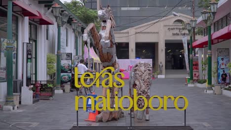 Beschilderung-Der-Terrasse-Malioboro-In-Yogyakarta,-Indonesien