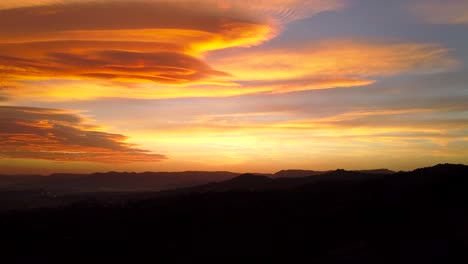 Filmischer-Blick-Auf-Die-Orangefarbenen-Wolken-Beim-Sonnenuntergang-Der-Pyrenäen