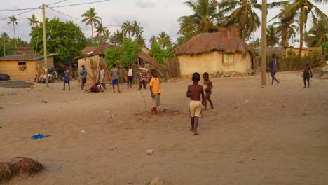 Kinder,-Die-In-Afrika-Geboren-Sind,-Schwarze-Menschen-Spielen-Zusammen-In-Einem-Ländlichen,-Abgelegenen-Fischerdorf-In-Afrika