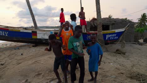 Un-Grupo-De-Jóvenes-Africanos-Negros-Nativos-Bailando-Juntos-Frente-A-La-Cámara-En-Una-Remota-Aldea-De-Pescadores-En-África