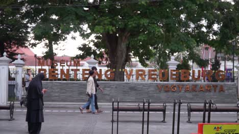 Die-Beschilderung-„Benteng-Vredeburg-Yogyakarta“-Am-Tor-Der-Festung-Vredeburg-Mit-Vorbeigehenden-Menschen---Yogyakarta,-Indonesien