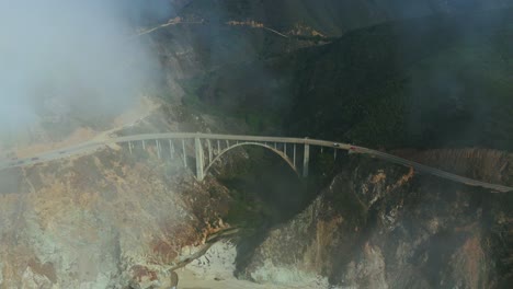 Bixby-Bridge-at-Big-Sur,-famous-Highway-One-in-California-with-fog