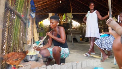 Grupo-De-Mujeres-Africanas-Negras-Nativas-Preparando-Comida-Juntas-En-Una-Remota-Aldea-Rural-De-Pescadores