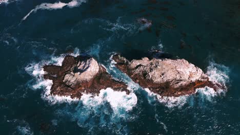 Zeitlupen-Felsklippenküste-Am-Meer-In-Kalifornien