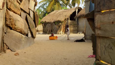 Ein-Paar-Kinder-Spielen-Zusammen-In-Einem-Tropischen-Dorf-In-Afrika.-Lustiger-Bruder