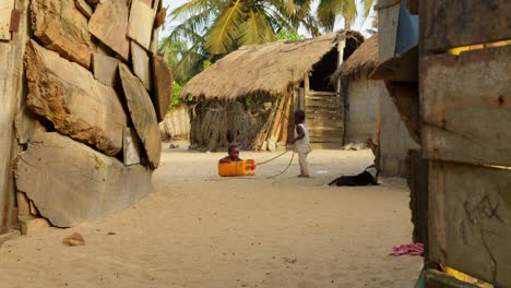 Un-Par-De-Niños-Jugando-En-Un-Pueblo-Tropical-De-África-Hermano-Gracioso-Juntos