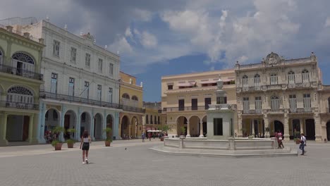 Plaza-Vieja-old-town-square-in-Havana-,-Cuba,-panning-motion-shot