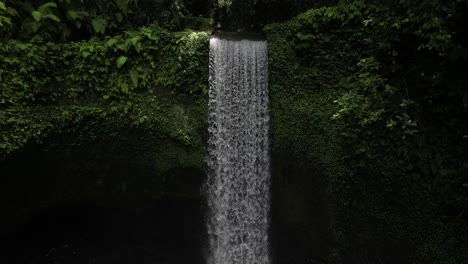 Cascada-Tibumana-En-Bali-En-Una-Mañana-Soleada,-Con-Ambiente-Selvático,-Aéreo
