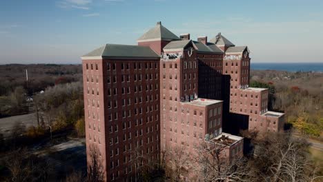 Una-Vista-Aérea-Del-Centro-Psiquiátrico-Abandonado-Kings-Park-En-Un-Día-Soleado-En-Long-Island,-Nueva-York