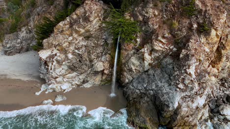 Wasserfall-Mcway-Falls-In-Big-Sur,-Kalifornien