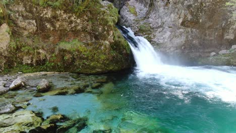 Drohnenansicht-In-Albanien-In-Den-Alpen,-Immer-Noch-Vor-Einem-Wasserfall,-Umgeben-Von-Den-Felsigen-Und-Grünen-Bergen-In-Theth