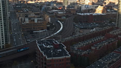 Züge-Fahren-Auf-Den-Hauptbahngleisen,-Sonniger-Abend-In-Chicago---Luftaufnahme