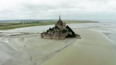 Mont-Saint-Michel,-Richtung-Don-Camaro-Seite,-Die-Burg-Hat-Viele-Bäume-Und-Niedrige-Häuser