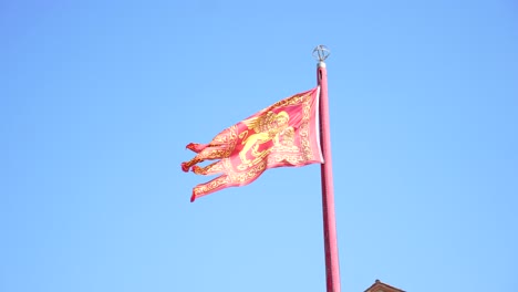 Starker-Wind-Weht-An-Einem-Sonnigen-Tag-Mit-Der-Roten-Venezianischen-Flagge-Mit-Einem-Geflügelten-Löwen