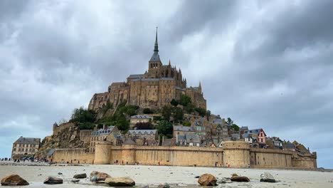 Lapso-De-Tiempo-Del-Castillo-Abbaye-Du-Mont-saint-Michel,-El-Mejor-Lugar-Turístico-Hermoso-De-Francia