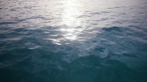 Kristallklare-Blaue-Meeresoberfläche-Bei-Sonnenuntergang-Mit-Goldenem-Stundenlicht-Im-Indischen-Ozean