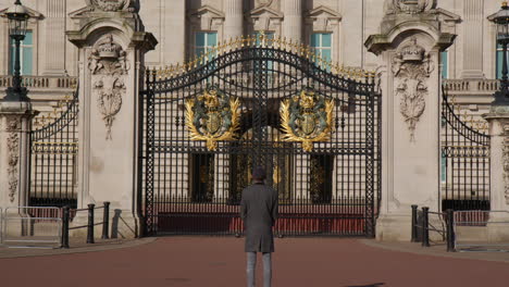 Mann-Bewundert-Das-Buckingham-Palace-Gate-In-London,-Vereinigtes-Königreich